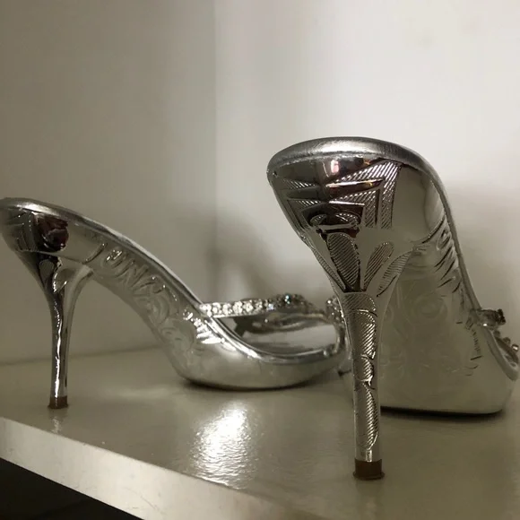 STUNNING SILVER STILETTOS - Picture 2 of 9